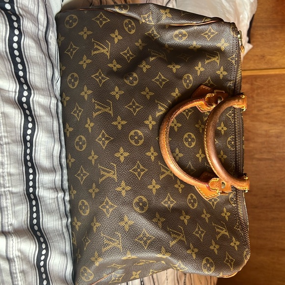Louis Vuitton Handbags - Authentic Louis Vuitton Speedy 30 Brown Bag used condition SP0928